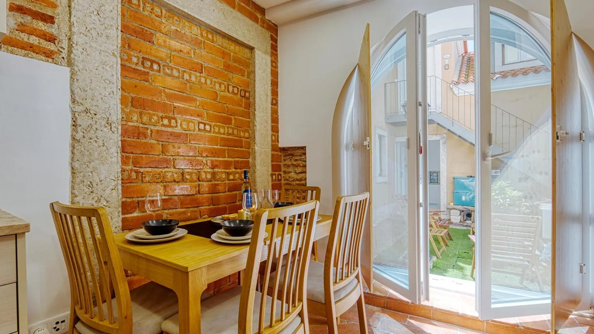 Homey Haven With A Rustic Charm Lisbon 0*,